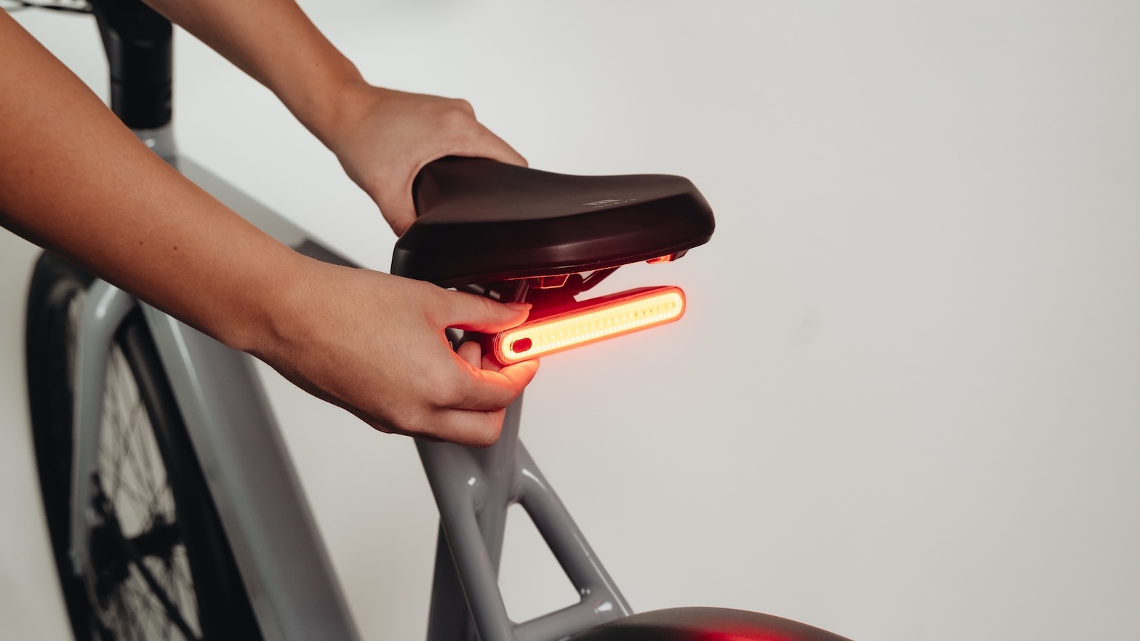 Unit1 Smart Light Pro Dual: A Compact Smart Light for Urban Cycling