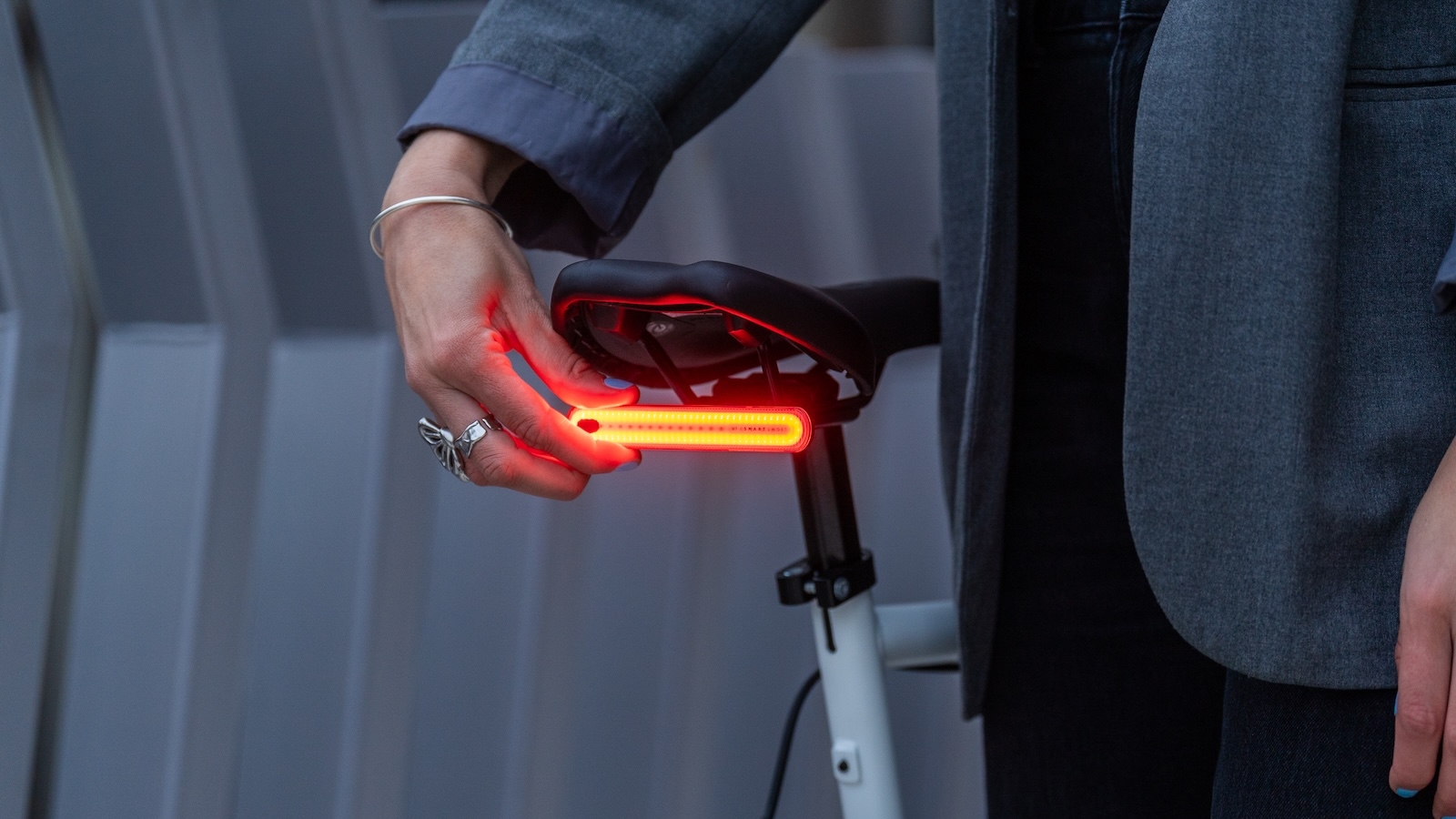 Unit1 Smart Light Pro Dual: A Compact Smart Light for Urban Cycling