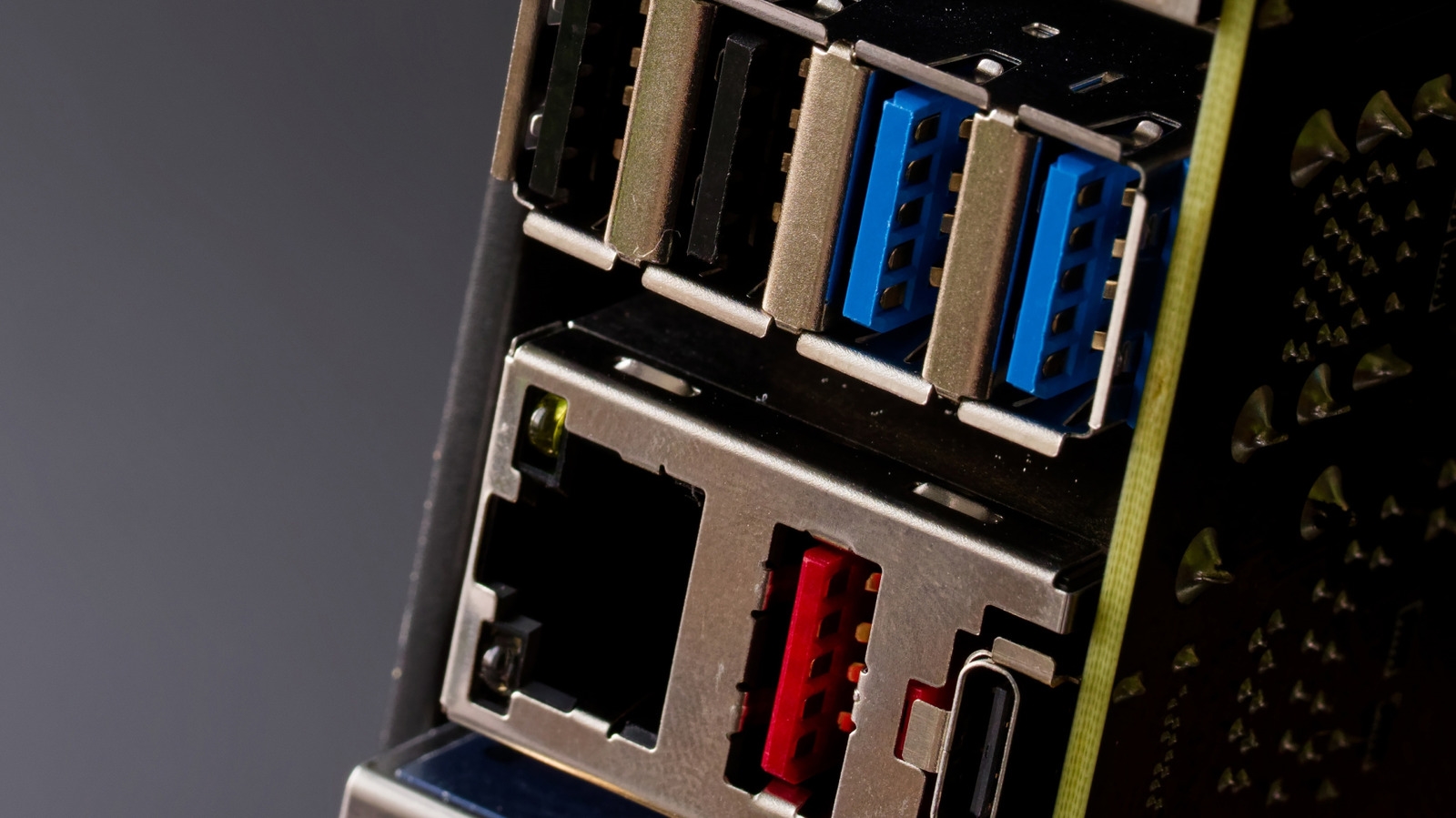 The Red USB Port on Your Laptop Isn’t Decoration — Here’s What It Actually Does